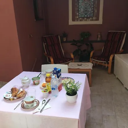Juighissa Leonora Bed & Breakfast